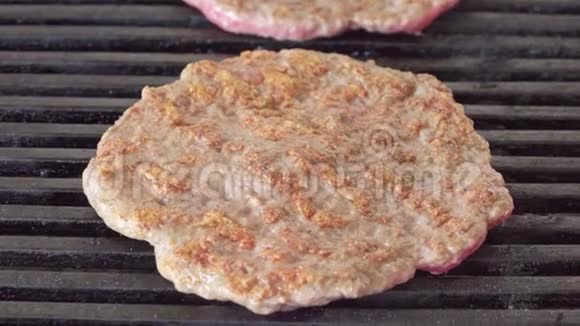 在烤架上炸制汉堡的猪肉条视频的预览图