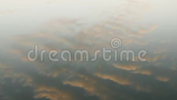秋天早晨湖面上的云影视频的预览图