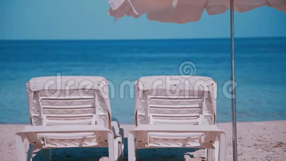 海滩上的BalearicIslandFormentera日光浴床视频的预览图
