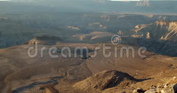 纳米比亚干燥沙漠地区的巨大鱼河峡谷景观4k视频的预览图