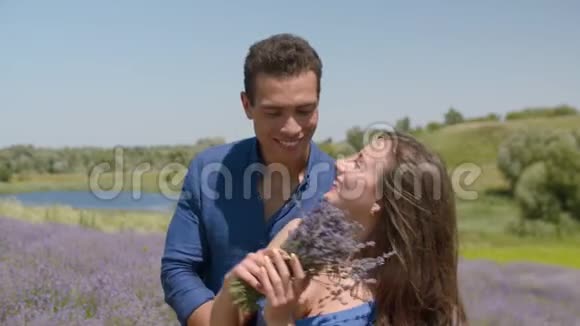 多种族的情侣拥抱在薰衣草的田野里视频的预览图
