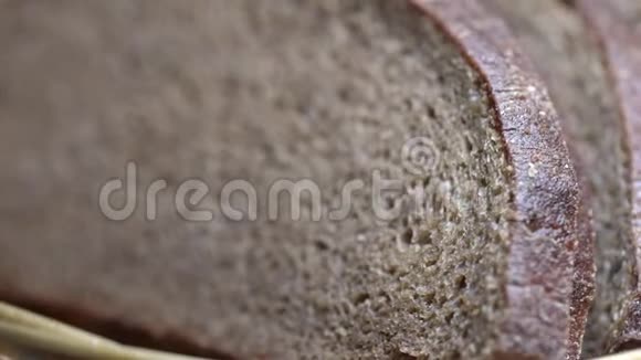 切片黑麦面包放在桌上的柳条篮子里视频的预览图