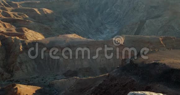 巨大的陡峭的岩石山和悬崖巨大的鱼河峡谷纳米比亚4k视频的预览图