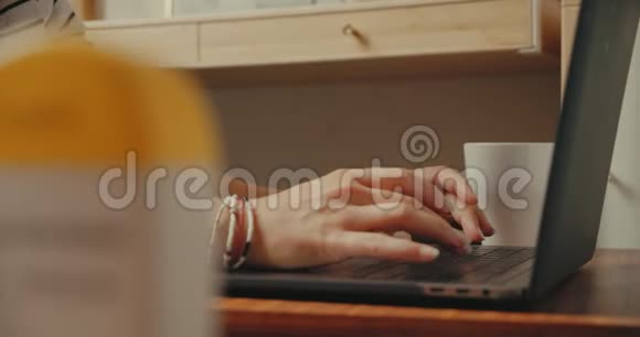 女自由职业者键盘在家工作视频的预览图