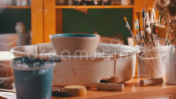 陶土碗旋转在陶工轮子上视频的预览图