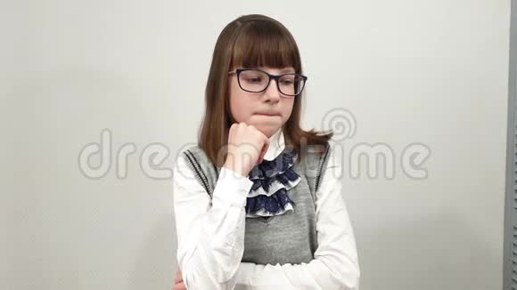 戴眼镜的女学生思考问题沉思的少年视频的预览图