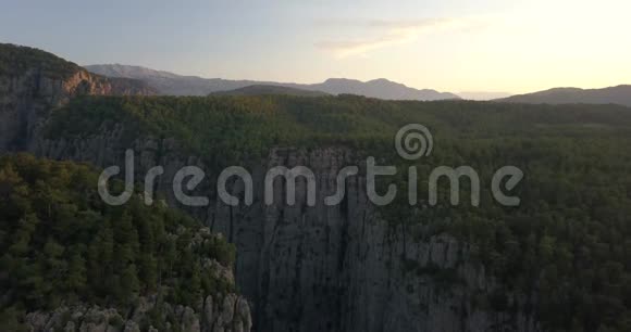 塔齐峡谷的空中景观令人惊叹的景色森林日落土耳其4k视频的预览图