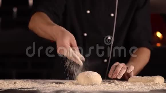 厨师把面团撒上面粉揉成一个圆圈的形状披萨制造商为视频的预览图