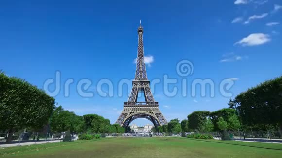 巴黎埃菲尔铁塔时光流逝晴朗的夏日蓝天碧绿的火星田野视频的预览图
