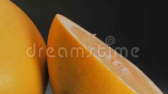橙皮蜜柚果实橙皮果肉旋转特写视频的预览图