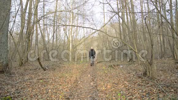 白种人年轻人在户外在森林里徒步旅行视频的预览图