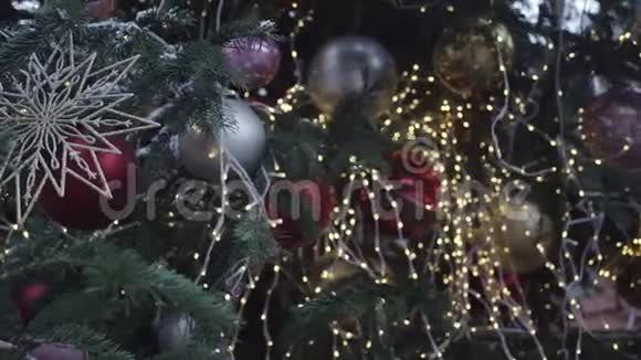 在集市上五颜六色的玩具与花环挂在圣诞树上视频的预览图