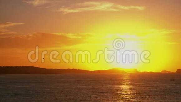巴利阿里岛伊比沙岛日落至大海视频的预览图