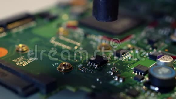 镊子从纸板上取出焊接芯片修理工更换芯片上的元件更换无线电视频的预览图