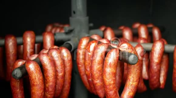 香肠红烟熏制山毛榉木猪屠宰传统的捷克家庭挂肉香肠肉熏肉视频的预览图