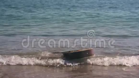 吉他是漂浮的漂浮在大海或海洋的波浪上西吉他游游漂流漂浮在波浪中波浪视频的预览图