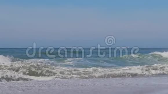 热带沙滩和蓝色海洋视频的预览图