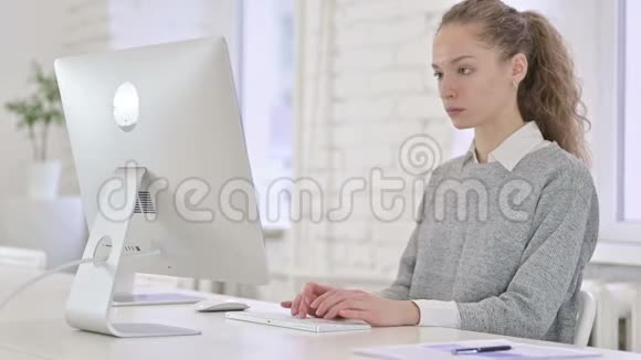 雄心勃勃的拉丁青年妇女在阁楼办公室工作桌面视频的预览图