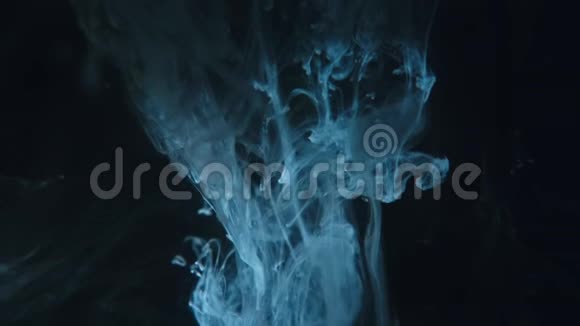 蓝色油漆滴在水中混合缓慢运动光滑的墨水从水下旋转和飞溅墨上筠视频的预览图