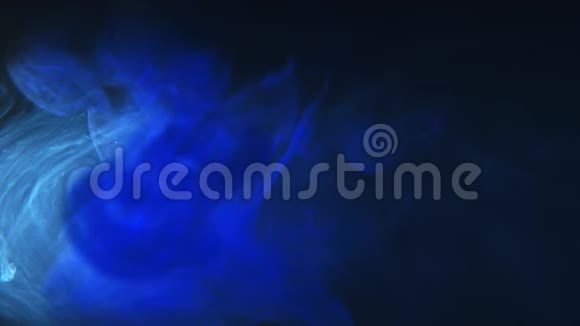 蓝色油漆滴在水中混合缓慢运动光滑的墨水从水下旋转和飞溅墨上筠视频的预览图