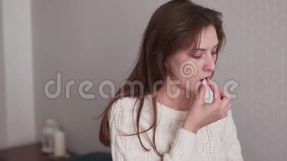 服一剂止痛药卧室里的女孩正在吃感冒药药学与医学概念视频的预览图