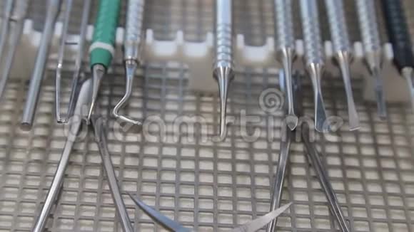 牙医的工具包在一个特殊的盒子里牙医工具的全景视频的预览图