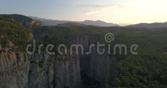 迷人的山腰晚上有很多绿树日落土耳其4k视频的预览图
