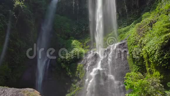巴厘岛最大的瀑布塞库普尔瀑布旅游巴厘岛概念视频的预览图