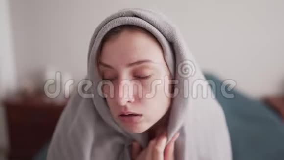 一个寒冷的女孩经历了寒冷躲在格子里医院那天的孤独病毒感染虚弱和发烧视频的预览图