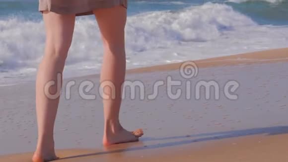 在海滩上散步女性赤脚特写视频的预览图