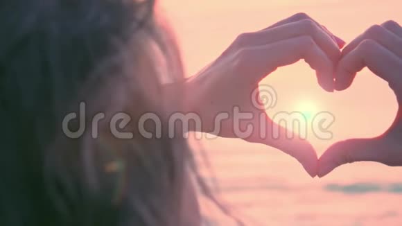 双手呈心形柔和浪漫的夕阳视频的预览图