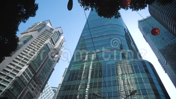 仰望城市的高层建筑拥有现代化摩天大楼的全球银行业商业区视频的预览图