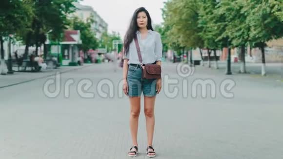 都市街户外休闲装严肃亚洲女孩放大视频的预览图