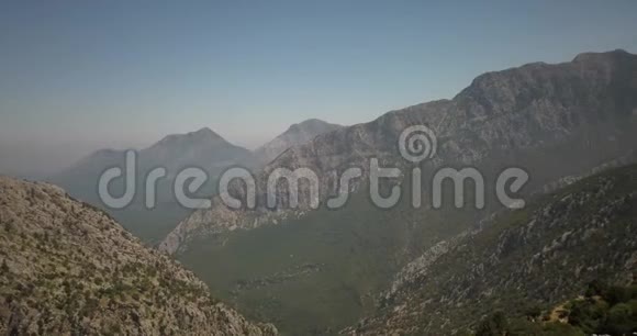 一座古城4k的群山和特梅索斯遗址全景视频的预览图