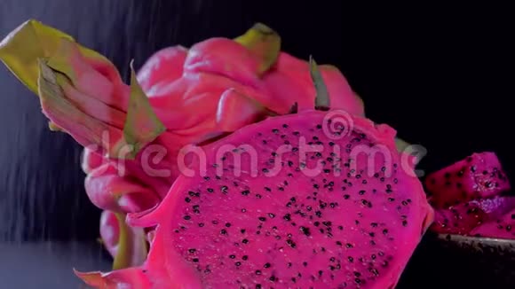 湿切皮塔哈亚黑色背景的龙果特写旋转视频的预览图