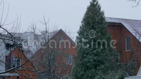 在私人住宅的背景下下雪视频的预览图