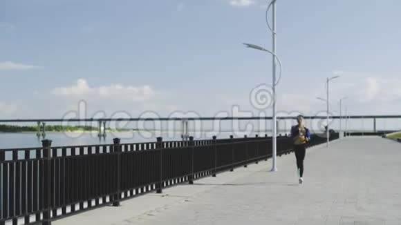 亚特亚裔美国妇女的慢跑长跑运动员女子马拉松长跑户外训练视频的预览图
