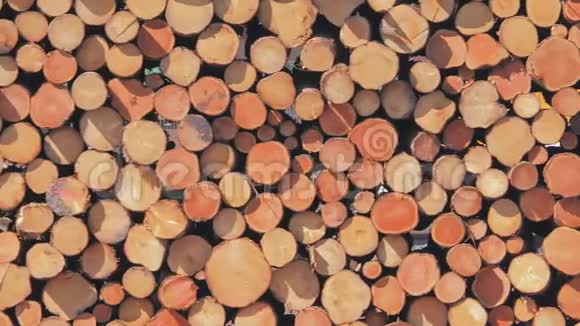 堆柴火烧柴火的木块木材业视频的预览图