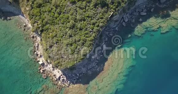 土耳其海岸线的空中拍摄悬崖上的森林蓝色的海水视频的预览图