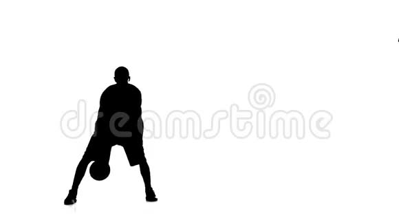 篮球运动员把球充满向前扔剪影慢动作视频的预览图