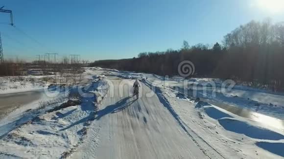 摩托车手在冬季跑道上表演特技表演视频的预览图