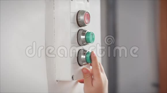 小男孩玩按下电梯呼叫按钮关闭学龄前儿童他的手点击绿色呼叫按钮视频的预览图
