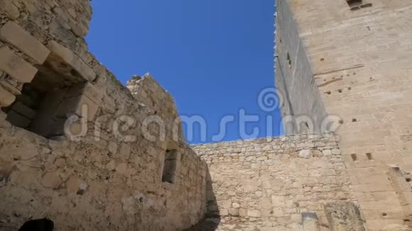 一位女士正在塞浦路斯科洛西城堡附近检查旅游手册视频的预览图