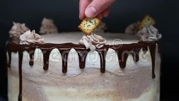 厨师用饼干装饰蛋糕美丽的蛋糕上覆盖着家庭干酪奶油和巧克力糖霜快速运动视频的预览图
