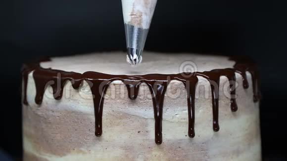 用奶油装饰蛋糕美味可口的蛋糕和巧克力糖霜装饰奶油使用糕点喷嘴视频的预览图