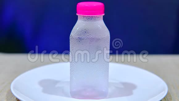 4滴塑料瓶的K时程视频视频的预览图