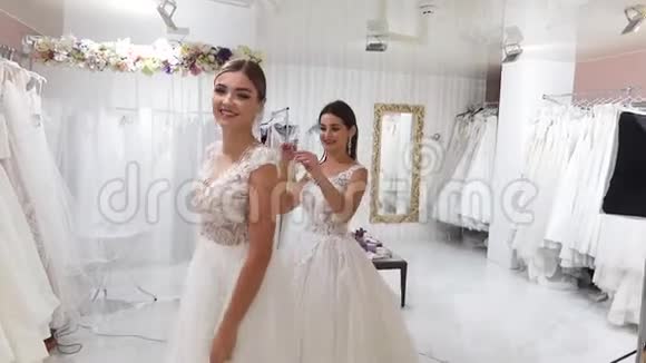 两个年轻的女朋友测量婚纱视频的预览图