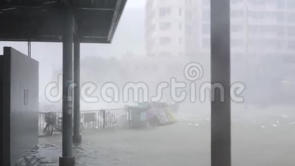 飓风曼古特靠近汽车站视频的预览图