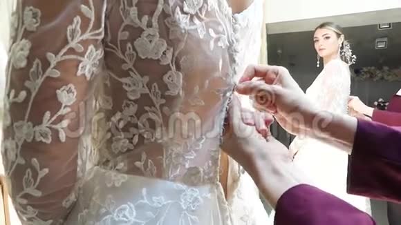 年轻的新娘要穿婚纱视频的预览图
