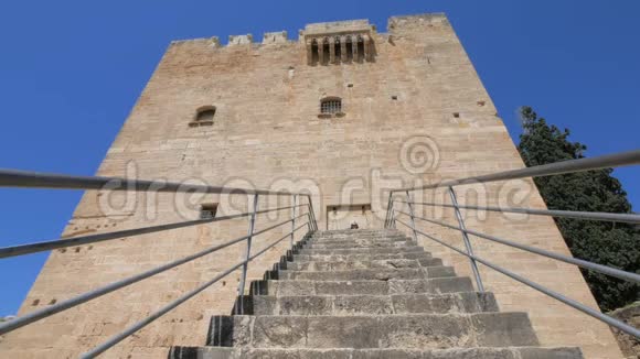 女游客正走下塞浦路斯中世纪要塞科洛西城堡的楼梯视频的预览图